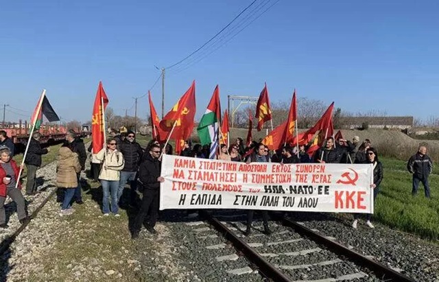 Греческие коммунисты остановили поезд с американскими танками